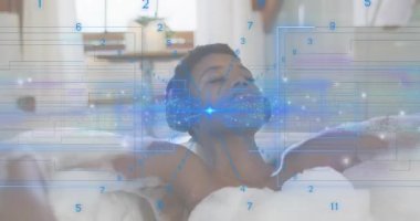 Bir kadın banyodaki çalma butonuna basıyor. Mavi dijital kaplama oluşturuyor. Yüzün etrafında refah için nabız atıyor. Teknoloji, rahatlama, sağlık, dijital, sükunet, içgözlem, kaplıca