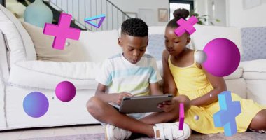 Kız izlerken, hareketli şekillerle eğitici uygulamaları keşfetmek için çocuk tableti tıklatıyor. Çocuklar, eğitim, dijital öğrenme, modern, canlı, neşeli, aile