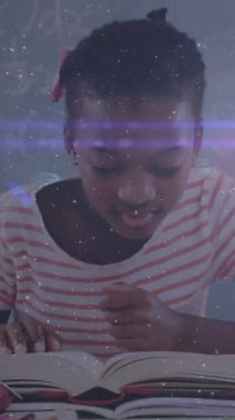 Okulda ders sırasında etrafında denklemler yüzerken kitap okuyan kız öğrenci animasyonu. Okula ve okula dönüş konsepti dijital kompozit.