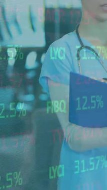 Doktorlar üzerinde finansal veri işleme animasyonu. Küresel tıp, sağlık hizmetleri, işletme, finans, veri işleme ve dijital olarak üretilen video konsepti.