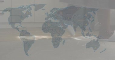 AR dünya haritası veri simgeleriyle yoğunlaşarak kadının ayağını beyaz terliğe indirmesine rehberlik ediyor. Dijital, teknoloji, bağlantı, kablosuz, fütüristik, sanal, siber