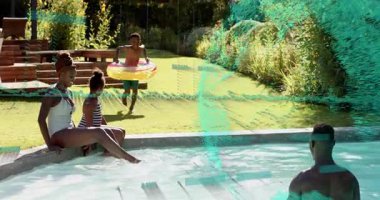 Çocuk havuza doğru şişme yüzük taşıyor, zıplıyor, babasına su sıçratıyor, eğlencesini sergiliyor. Aile, eğlence, yaz, açık hava, boş zaman, neşeli, enerjik