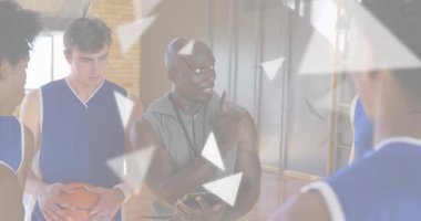 Oyuncular savunma için animasyon diyagramını özümserken koçlar spor salonunu işaret ediyor. Eğitim, takım çalışması, strateji, akıl hocalığı, eğitim, atletik, performans