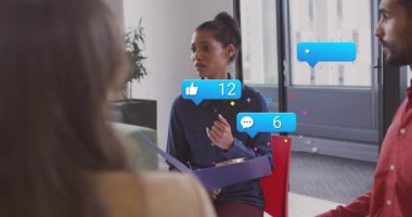 Sunucu mor klasörü açıyor, pazarlama sunuyor, animasyon sosyal medya simgeleri oluşturuyor. İşbirliği, modern, dijital, iletişim, işyeri, ağ oluşturma, yenilikçi