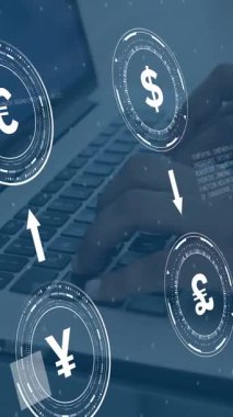 Diz üstü bilgisayar kullanan Afro-Amerikan iş kadını üzerinde veri işleme yapan para birimi simgelerinin animasyonu. Finansal, ticari, iletişim, bilgisayar ve dijital arayüz kavramı dijital olarak oluşturuldu.