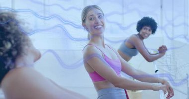 Koç gövdesini kıvırıyor, vücut ısıtmaya çalışıyor. Vücut ölçülerini kavrıyor, mavi dalgalarla gülüyor. Zindelik, işbirliği, zarafet, refah, hareket, uyum, motivasyon