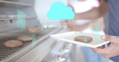 Ev aşçıları, yemek ikonları yer değiştirirken bulut simgesinin kaybolmasına tepki veriyor, köfteleri tabağa koyuyorlar. Barbekü, ızgara, dijital, teknoloji, açık hava, gündelik, modern