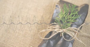 Sol kenarda ince bir yay beliriyor. Çuval bezi renklendirici hediye boyunca yanlara doğru uzanıyor. Mekanik, endüstriyel, kırsal, dokulu, yenilik, mühendislik, yaratıcılık