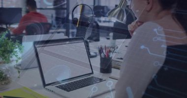 Veri analizi için bilgisayar ekranı ve animasyon devresi üzerinde çalışan bir kadın. Teknoloji, işbirliği, yenilik, ofis, dijital, analitik, işyeri