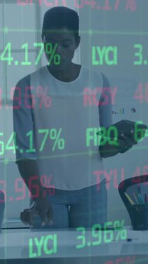 Ticaret kurulunun animasyonu, çeşitli kadın iş arkadaşlarının ofis planlarını tartışması. Dijital bileşik, çoklu pozlama, takım çalışması, içecek, borsa ve teknoloji konsepti.