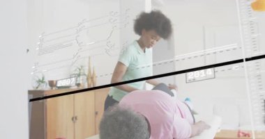 Kılavuz masaj terapisti gibi görünen zaman çizelgesi dizlerini esnetiyor ve kalçalarını yoğuruyor. Terapist, müşteri, sağlık, fizik tedavi, gevşeme, sağlık, tedavi