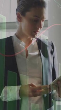 Ofiste dijital tablet kullanan Kafkas iş kadını hakkında istatistiksel veri işleme animasyonu. Küresel ekonomi ve iş veri teknolojisi kavramı