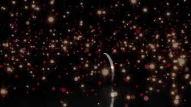 Altın ve kırmızı bokeh yükseliyor, yuvarlak metal diskin yükselmesine, dönmesine, parıltıları yansıtmasına neden oluyor. Lüks, zarafet, soyutlama, yansıma, hareket, fütüristik, cazibe