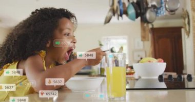 Tezgahta mısır gevreği kepçeleyen bir kız kaşık ve bovling oynarken sosyal medya uyarılarına neden oluyor. Çocukluk, bağlılık, dijital yaş, oyuncu, yaşam tarzı, modern iletişim