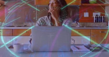 Dizüstü bilgisayarda yazan bir kadın mutfakta arayüzün gezinmesine, grafiklere çalışmasına, girdilere devam etmesine neden oluyor. Futuristik, teknoloji, üretkenlik, yurtiçi ofis, yenilik, konsantrasyon, dijital