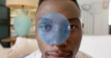 Dijital ikonlar teknolojiye yayılıyorken kanepe aktifleştiren adam gözleri üstüste koyuyor. Teknoloji, yenilik, bağlantı, dijital, iletişim, modern, veri