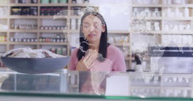 Perakende asistanı titreyen harita hatlarına tepki veriyor ve kaynağını doğrulayan bitkisel paketleri inceliyor. Perakende, görüntü, sunum, görsel, keşif, keşif, uluslararası