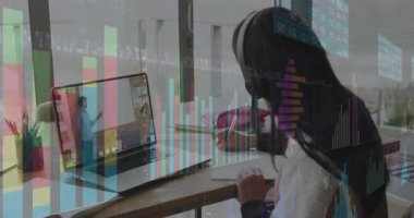 Eğitmen animasyon çizelgelerini sunarken öğrenci tıklayarak sınıftaki anahtar noktaları not alıyor. E-öğrenme, uzaktan eğitim, dijital sınıf, ev işyeri, akademik, mesleki gelişim