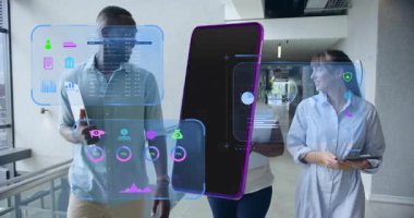 Meslektaşları, sağ taraftaki meslektaşlarıyla birlikte akıllı telefon tasarımını inceliyor. Tableti aktifleştiriyor. Teknoloji, işbirliği, yenilik, fütürizm, dijital ağ, iş