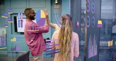 Meslektaşlar tableti tıklayarak bütçe verilerini kurtarıyor ve holografik çizelgelerden önce beşlik çakışıyorlar. İşbirliği, yenilik, teknoloji, analitik, finans, takım çalışması, modern