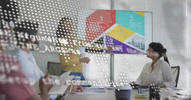 Sunucu, iş toplantısı için slayt segmentlerini kapattıktan sonra ekrana doğru adım atıyor. Dijital, profesyonel, modern, işbirliği, teknoloji, ekip, iletişim