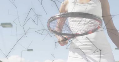 Tenisçi, sarı top üzerinde hoplayıp zıplarken geometrik kaplama ile spor yapıyor. Atletik, performans, canlılık, kesinlik, modern, dinamik, açık hava