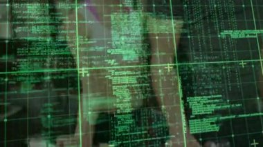 Teknoloji yöneticisi şeffaf ekrana doğru el kaldırıyor ve denetim için kod şebekesi kaydırma işlemini başlatıyor. Gelecekçi, yenilikçi, siber güvenlik, veri görselleştirme, kentsel, profesyonel, gösterişli