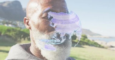 Olgun bir adam gözlerini kapatıyor. Teknoloji küresi başlıyor. Kulaklığı yerleştiriyor ve ufuk çizgisine bakıyor. Teknolojik, yenilikçi, bağlantı, fütüristik, düşünceli, dingin, dijital