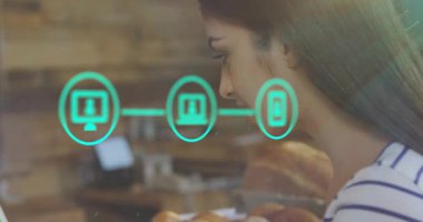 Animasyon ikonlarından sonra siteye giriş yapan sepet kaldıran dizüstü bilgisayarlı bir kadın. Teknoloji, dijital, bağlantı, uzak, çalışma alanı, rahat, yenilikçi