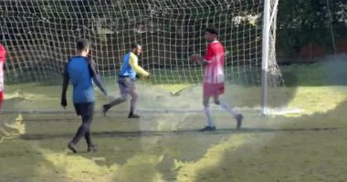 Saldırganın top sürdüğünü, defans oyuncusunun topu ileri attığını, takım arkadaşlarının tezahürat yaptığını gösteren sporlar. Eylem, takım çalışması, zafer, açık hava, atletizm, rekabet, kutlama