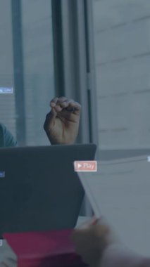 Ofiste tartışan iki farklı adamın üzerinde yüzen sosyal medya simgelerinin animasyonu. Sosyal medya ağı ve iş teknolojisi kavramı