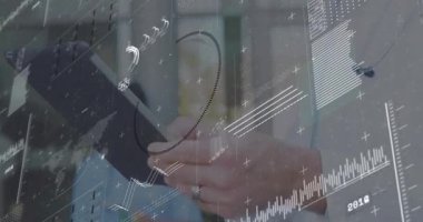 İşletme yöneticisi tableti tıkırdatıyor. Genişleyen dairesel şema ve verileri analiz ediyor. Teknoloji, veri görselleştirme, analitik, dijital arayüz, yönetici, şirket, yenilik