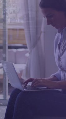 Kafkasyalı iş kadınının şehir manzarası üzerindeki görüntüsü. Küresel iş, finans, dijital arayüz, hesaplama ve veri işleme kavramı dijital olarak oluşturulmuş video.