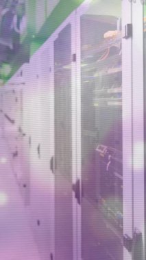 Bilgisayar sunucuları üzerinden veri işleme animasyonu. Küresel hesaplama, bağlantılar, dijital arayüz ve dijital olarak oluşturulmuş veri işleme kavramı.