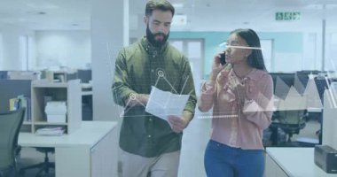 Meslektaşlar iş yerlerinin grafiklerini ve haritalarını gösterip odak noktası çizerek yürüyorlar. İşbirliği, veri, sunum, analitik, üretkenlik, dijital, kentsel