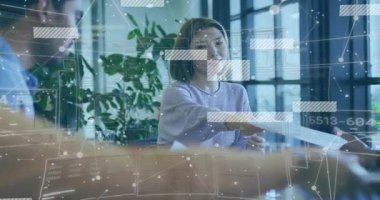 İş ekibi toplantıda çalışırken sunucu raporları uzatıyor ve ağ kaplamasını gösteriyor. İşbirliği, takım çalışması, şirket, strateji, yenilik, iletişim, modern