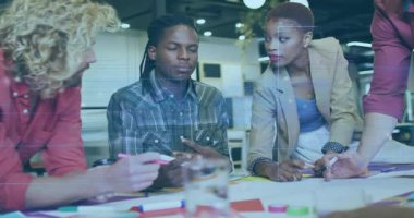 Ekip kırmızı keçeli kalem seçiyor, fikri açıklıyor, beyin fırtınası sırasında notları yeniden konumlandırıyor. İşbirliği, yenilik, yaratıcılık, takım çalışması, birlikte çalışma, beyin fırtınası, modern