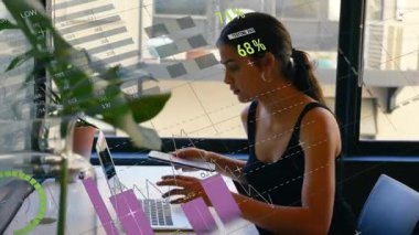 Analist telefon seçiyor ve verileri kontrol ediyor, veri analizi için anahtar yazan bar ve pasta grafiklerini canlandırıyor. Teknoloji, veri, finans, üretkenlik, çalışma alanı, modern, analitik