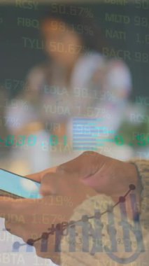 Akıllı telefon kullanarak iş adamının finansal veri işleme animasyonu. Küresel iş, ağlar, bağlantılar, hesaplama ve veri işleme kavramı dijital olarak oluşturulmuş video.