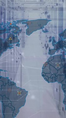 Bilgisayar sunucuları üzerinde dünya haritası ve veri işleme animasyonu. Küresel iş, bağlantılar, hesaplama ve veri işleme kavramı dijital olarak oluşturulmuş video.