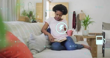 Kadın, kitap okumak için el ele tutuşuyor. Animasyon yakıt pompası ev fikri araba ikonları gibi. Konforlu, rahat, evcil, boş, yaşam tarzı, modern, düşünceli.