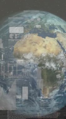 Arkaplanda şehrin hava görüntüsüyle güneş ve yeryüzü üzerindeki bilgi arayüzü animasyonu. Dijital bileşik, çoklu pozlama, küreselleşme, rapor, finans, gökdelenler ve veritabanı.