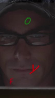 Bilimsel veri işleme animasyonu ve bilgisayar kullanan beyaz adam üzerine yazılmış mektuplar. küresel bilim, teknoloji ve dijital arayüz kavramı dijital olarak oluşturulmuş video.