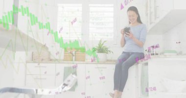 Çizelge örtüsü ile tetiklenmiş, kadın telefonu kaydırıyor ve borsa dibini izlerken bardağı yudumluyor. Teknoloji, finans, piyasa analizi, üretkenlik, ev ofisi, dijital, çağdaş