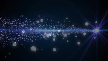 Lens patlaması yayan delici ışın boşluğu ve enerji akışını gösteren parçacıklar bulutun içinde kayboluyor. Soyut, kozmik, aydınlatma, nebula, dinginlik, fütüristik, enerji