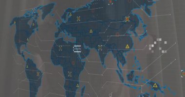 Kadın perdeyi çekiyor ve teknoloji verilerini gösteren dünya haritasıyla bahçe manzarasını ortaya çıkarıyor. Teknoloji, bağlantı, veri görselleştirme, dijital arayüz, modern iç mekan, açık hava manzarası