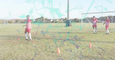 Erkek oyuncular kozalakların etrafında koşuyor ve futbol antrenmanında kaleye doğru koşuyor. Atletik, takım çalışması, antrenman, spor, egzersiz, hareket, çeviklik