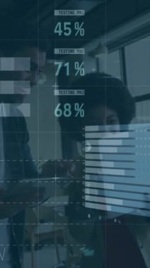 Ofisteki çeşitli iş adamları üzerinde veri işleme animasyonu. Küresel iş, bilgisayar ve dijital arayüz kavramı dijital olarak oluşturulmuş video.