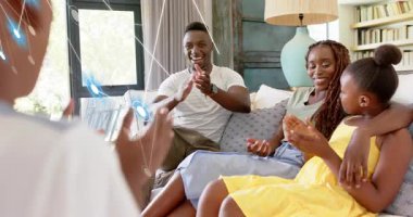 Oğul babaya yaklaşıyor ve teknoloji evde ortaya çıkarken beşlik çakıyor. Aile, birleşme, sevgi, bağlantı, sıcaklık, dijital, yenilik