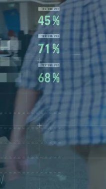 İş adamları üzerinde finansal veri işleme animasyonu. küresel iş, bağlantılar ve veri işleme kavramı dijital olarak oluşturulmuş video.